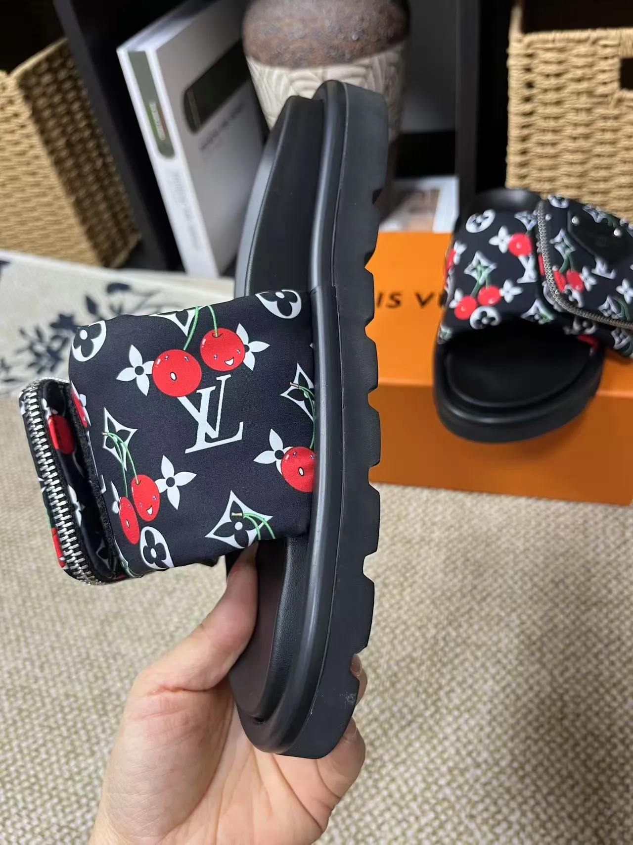 P380 yuan LV Louis Vuitton Full of high-end feel! A popular model among bloggers at home and abroad, it’s retro and fashionable, and looks stunning on your feet! Mainly recommended model on the official website★ ━━━━━ ЅᏇєєt ━━━━━ ▪️Upper: original calfskin ➕5D printing process ▪️Inner: imported mixed sheepskin ▪️Outsole: original molded foam outsole ▪️Size: Female 35-40 Men's 39-44 (women's 41 men's 45)